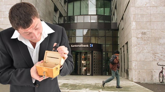 Mann steht mit offener Kasse vor dem Eingang der AKB. Mann steht mit offener Kasse vor dem Eingang der AKB.