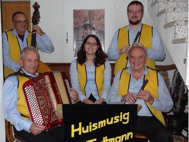 Kapelle sitzt in Wohnzimmer mit gelben Gilets. Kapelle sitzt in Wohnzimmer mit gelben Gilets.