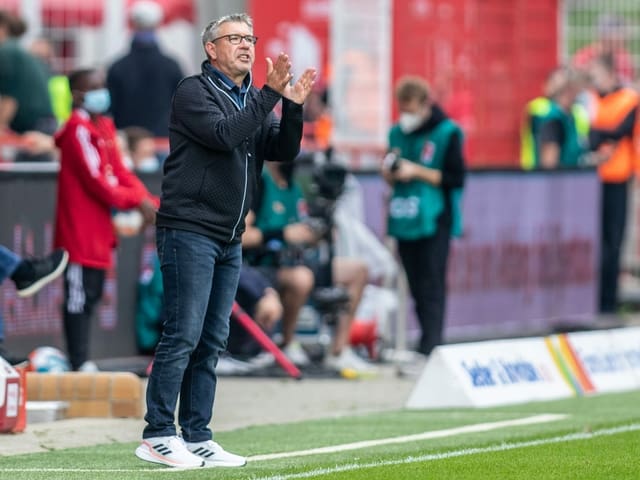 Urs Fischer gibt Anweisungen an der Seitenlinie. Urs Fischer gibt Anweisungen an der Seitenlinie.
