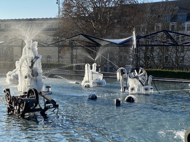 Vereister Tinguely-Brunnen Vereister Tinguely-Brunnen
