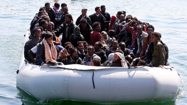 Flüchtlinge an Bord eines Bootes. Flüchtlinge an Bord eines Bootes.