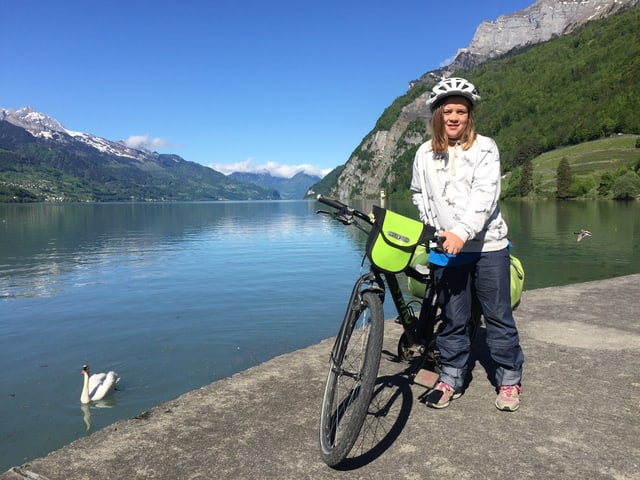 Mädchen mit Fahrrad am See Mädchen mit Fahrrad am See