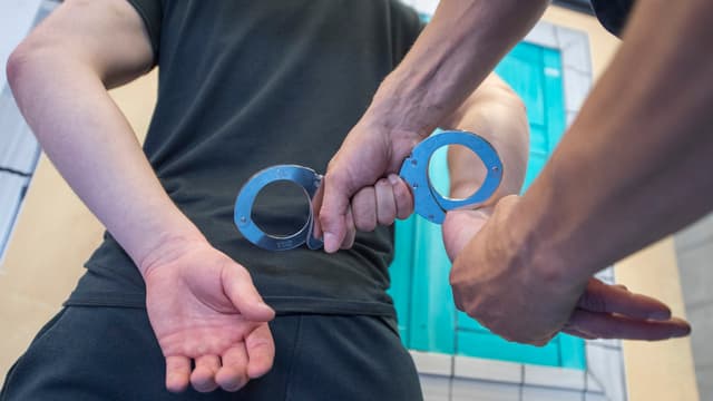 Symbolbild Handschellen Symbolbild Handschellen