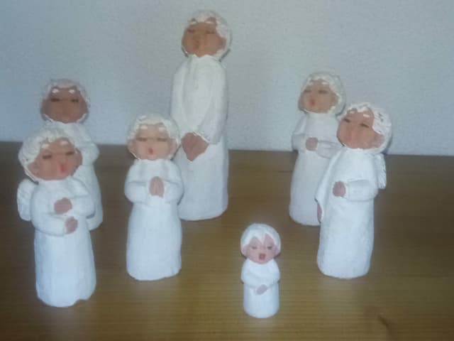 Chor aus weissen Engelsfiguren in verschiedenen Grössen.