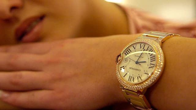 Eine Frau trägt eine Luxus-Armbanduhr. Eine Frau trägt eine Luxus-Armbanduhr.