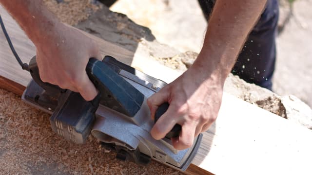 Ein Schreiner bei der Arbeit Ein Schreiner bei der Arbeit