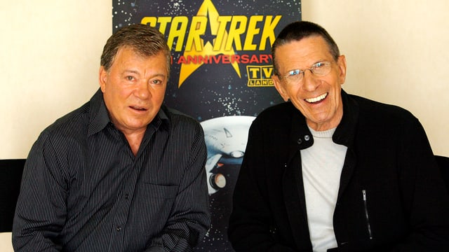 William Shatner (links) und Leonard Nimoy lächelnd in die Kamera blickend. William Shatner (links) und Leonard Nimoy lächelnd in die Kamera blickend.
