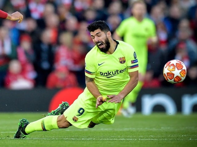 Luis Suarez fällt auf den Rasen. Luis Suarez fällt auf den Rasen.