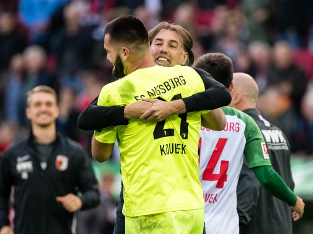 Augsburg-Coach Martin Schmidt umarmt seinen Torhüter Augsburg-Coach Martin Schmidt umarmt seinen Torhüter