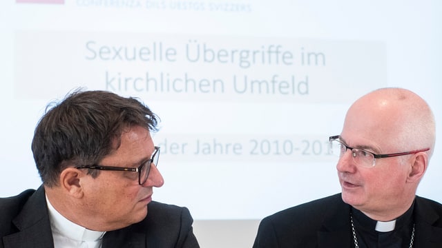 Zwei Männer sitzen vor Präsentation. Zwei Männer sitzen vor Präsentation.