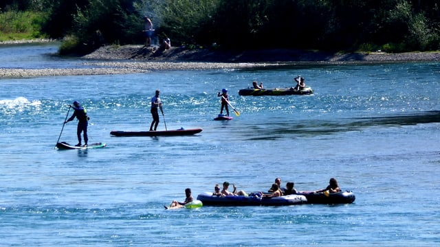Mit Schlauchbooten waren zahlreiche Wasserfreunde unterwegs. Mit Schlauchbooten waren zahlreiche Wasserfreunde unterwegs.