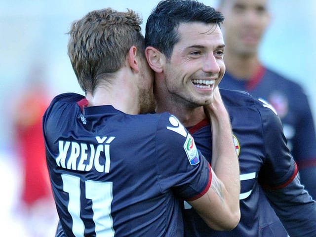 Blerim Dzemaili wird von einem Mitspieler geherzt.