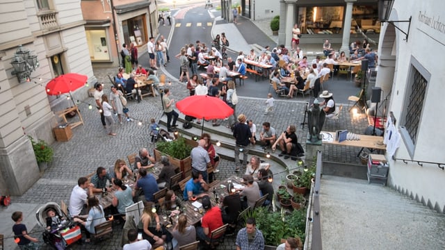 Restaurantbetrieb vor Rathaus Lichtensteig Restaurantbetrieb vor Rathaus Lichtensteig