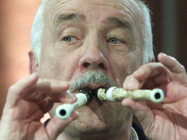 Armin Meuller-Stahl spielt zwei Flöten gleichzeitig Armin Meuller-Stahl spielt zwei Flöten gleichzeitig