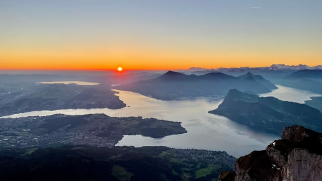 Sonnenaufgang auf dem Pilatus mit Blick auf den Vierwaldstättersee. Sonnenaufgang auf dem Pilatus mit Blick auf den Vierwaldstättersee.