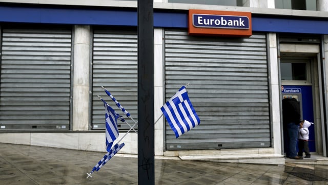 Griechische Fahnen vor Bankfiliale Griechische Fahnen vor Bankfiliale