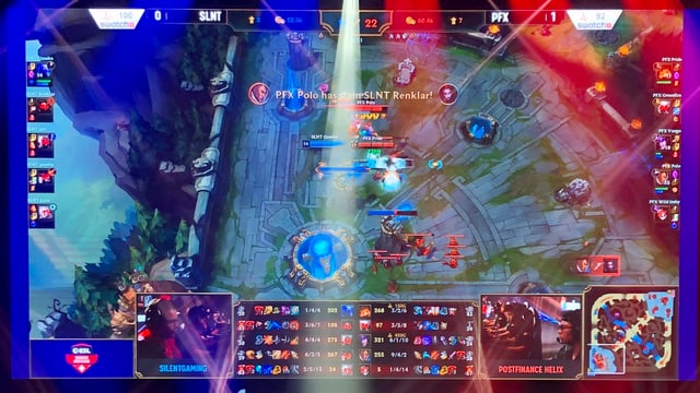 Team Rot greift den Turm von Team Blau an. Team Rot greift den Turm von Team Blau an.