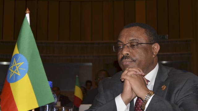 Hailemariam Desalegn mit zusammengefalteten Händen an einem Tisch sitzend. Hailemariam Desalegn mit zusammengefalteten Händen an einem Tisch sitzend.