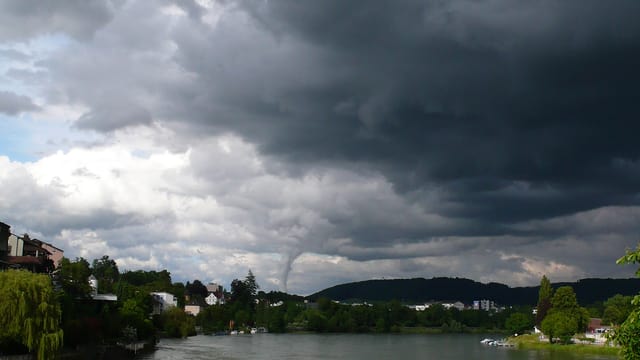 Eine Gewitterzelle zog am 16. Juni dem Rhein entlang. Eine Gewitterzelle zog am 16. Juni dem Rhein entlang.