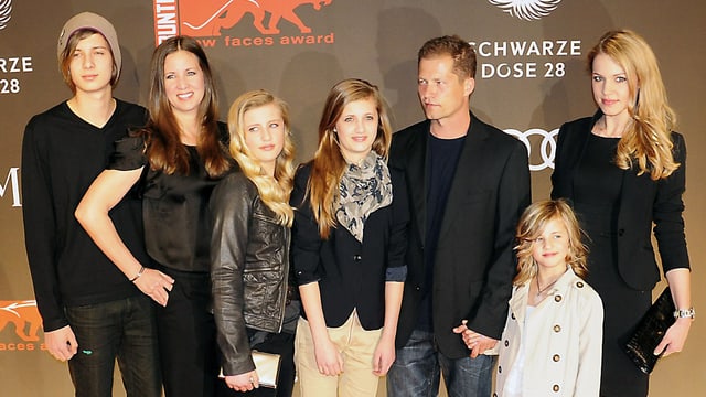 Til Schweiger mit seiner Noch-Ehefrau Dana (2.v.l.), seiner damaligen Freundin Svenja Holtmann (r.) und seinen vier Kindern Til Schweiger mit seiner Noch-Ehefrau Dana (2.v.l.), seiner damaligen Freundin Svenja Holtmann (r.) und seinen vier Kindern