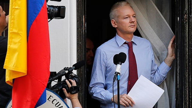 Assange vor einem Statement an die Medien in der ecuadorianischen Botschaft in London Assange vor einem Statement an die Medien in der ecuadorianischen Botschaft in London