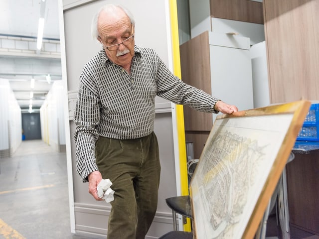 Ein Mann hält ein Bild in der Hand. Ein Mann hält ein Bild in der Hand.