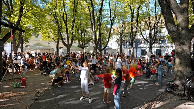 Fest unter Bäumen Fest unter Bäumen