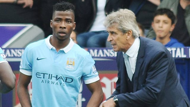 Manuel Pellegrini gibt Kelechi Iheanacho vor dessen Einswechslung letzte Anweisungen. Manuel Pellegrini gibt Kelechi Iheanacho vor dessen Einswechslung letzte Anweisungen.