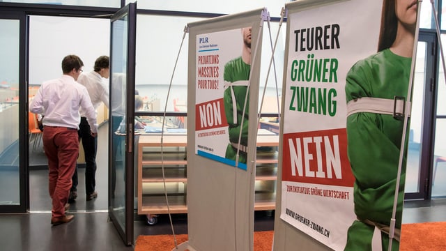 Eintritt zur Medienkonferenz im Bundeshaus-Medienzentrum mit zwei Gegner-Plakaten. Eintritt zur Medienkonferenz im Bundeshaus-Medienzentrum mit zwei Gegner-Plakaten.