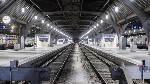 Leerer Bahnhof Zürich Leerer Bahnhof Zürich