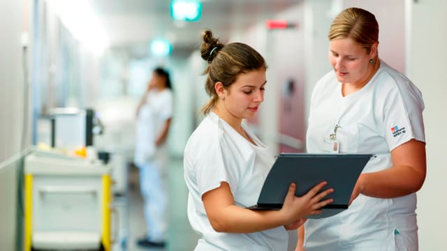 Pflegefachfrauen diskutieren im Spital Pflegefachfrauen diskutieren im Spital