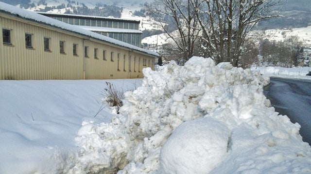 Eine Strasse mit Schnee am Rand. Eine Strasse mit Schnee am Rand.