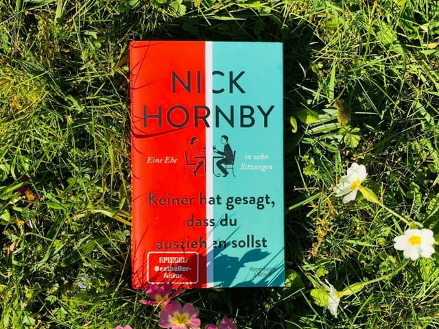 Nick Hornbys «Keiner hat gesagt, dass dui ausziehen sollst» liegt auf Gras Nick Hornbys «Keiner hat gesagt, dass dui ausziehen sollst» liegt auf Gras