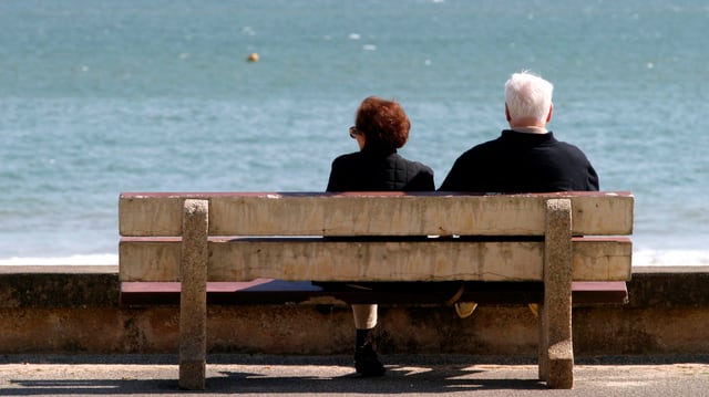 Zwei Rentner auf einer Bank am Meer Zwei Rentner auf einer Bank am Meer