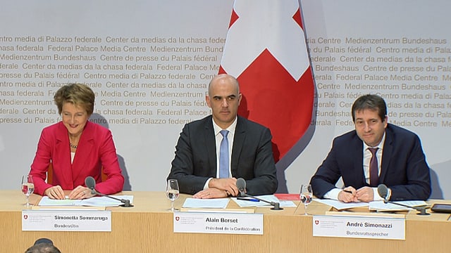 Sommaruga, Berset und Simonazzi lächeln. Sommaruga, Berset und Simonazzi lächeln.