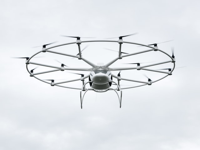 Ein Volocopter vor bewölktem Himmel. Ein Volocopter vor bewölktem Himmel.