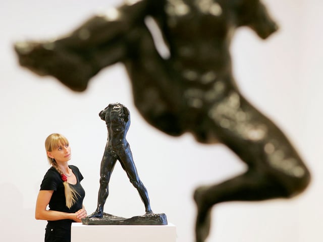 Eine Skulptur von Auguste Rodin setzt an zum Sprung Eine Skulptur von Auguste Rodin setzt an zum Sprung