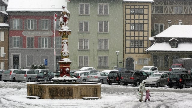 Die schneebeckte Zofinger Altstadt, mit einem Brunnen im Vordergrund Die schneebeckte Zofinger Altstadt, mit einem Brunnen im Vordergrund