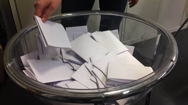 Hand zieht einen glücklichen Gewinner aus zahlreichen Bewerbungen Hand zieht einen glücklichen Gewinner aus zahlreichen Bewerbungen