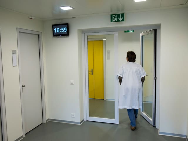 Eine Frau läuft durch die Gänge einer Psychiatrie. Eine Frau läuft durch die Gänge einer Psychiatrie.