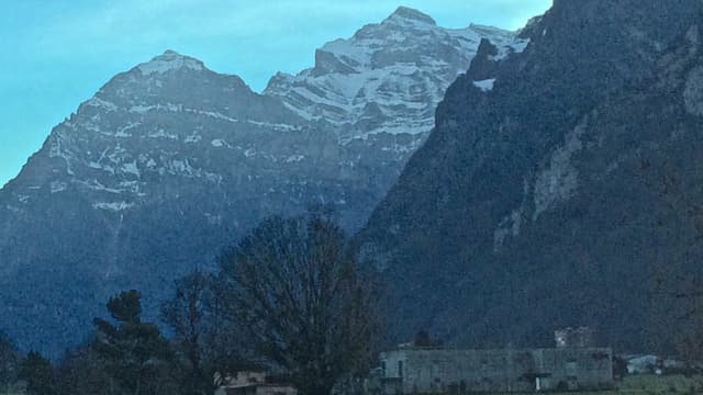 Blick auf das schattige Glarnerland. Blick auf das schattige Glarnerland.