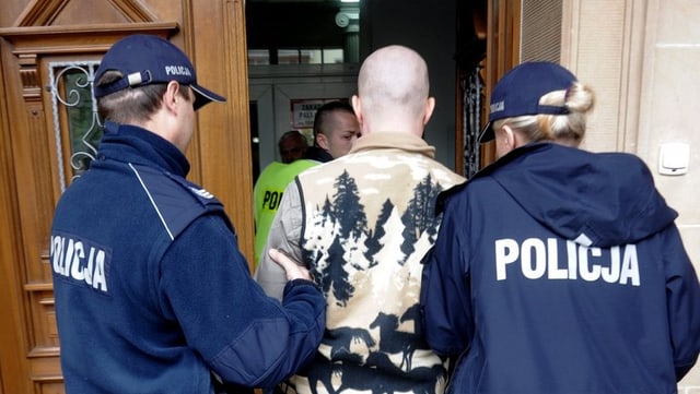 Der mutmassliche Mörder der Genfer Sozialtherapeutin wird in Polen in die Polizeistation gebracht. (keystone) Der mutmassliche Mörder der Genfer Sozialtherapeutin wird in Polen in die Polizeistation gebracht. (keystone)