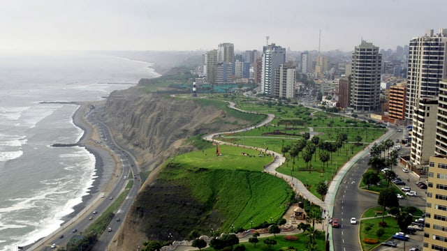 Aufnahme der Skyline Limas direkt am offenen Meer.