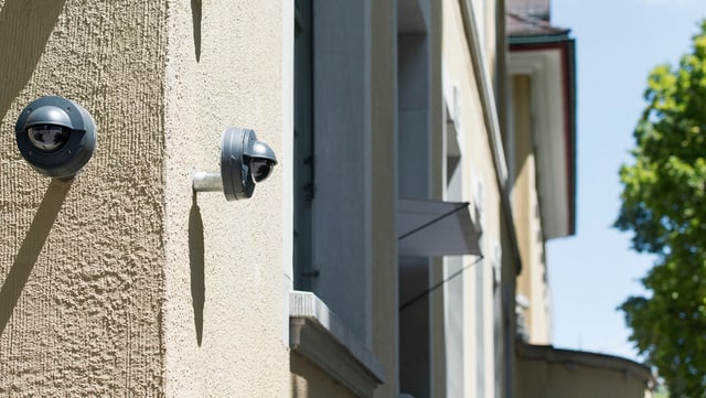 Kameras an einem Mehrfamilienhaus. Kameras an einem Mehrfamilienhaus.