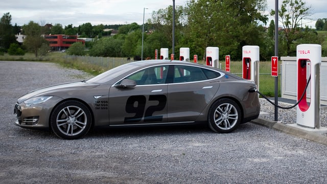 Tesla beim Laden Tesla beim Laden