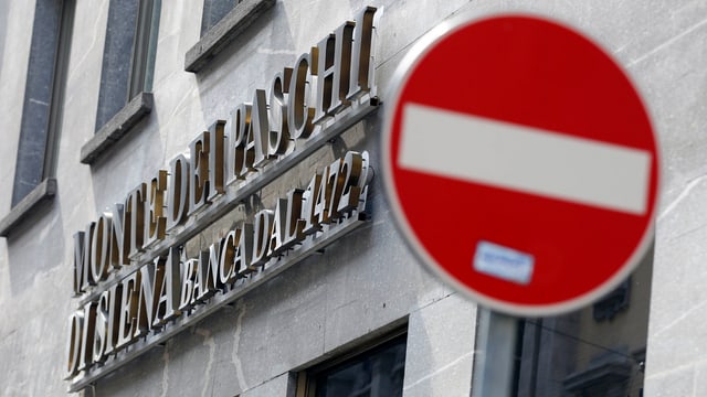 Stoppschild vor Bankenlogo. Stoppschild vor Bankenlogo.