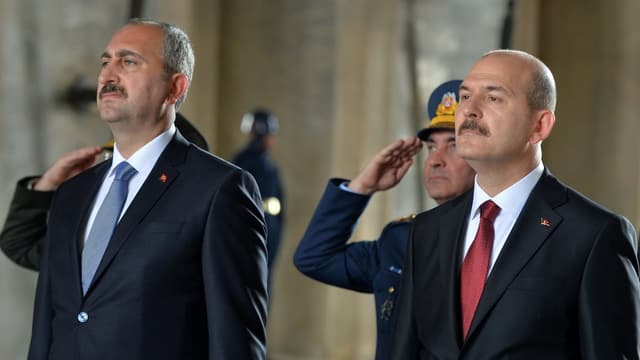 Gül und Süleyman bei einer Staatszeremonie nebeneinander. Gül und Süleyman bei einer Staatszeremonie nebeneinander.