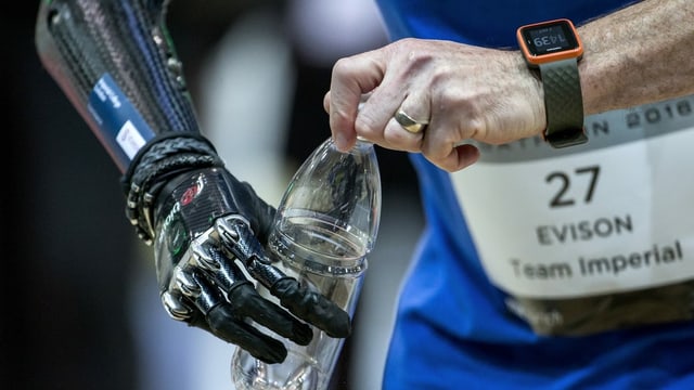 Ein Mann mit einer Handprothese Ein Mann mit einer Handprothese