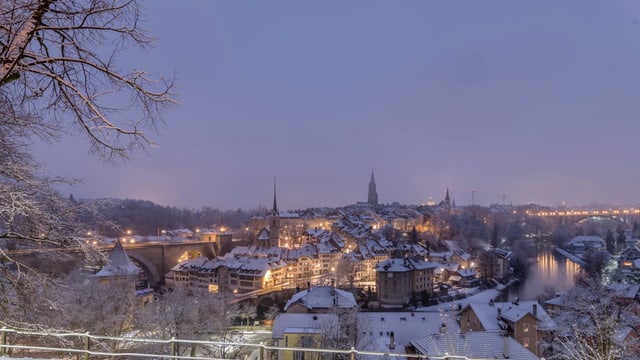 Blick von Osten auf die weissen Dächer von Bern. Blick von Osten auf die weissen Dächer von Bern.