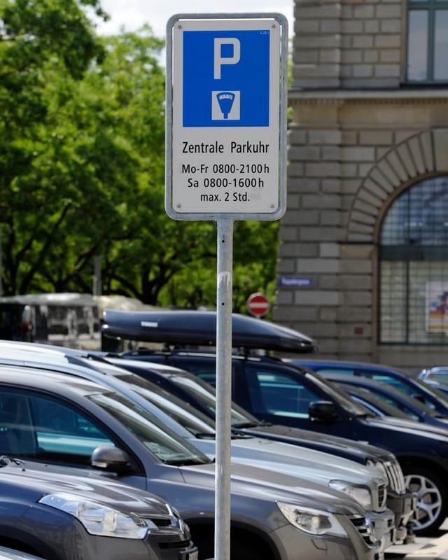 Ein Parkplatz voller Autos neben dem Stadthaus. Ein Parkplatz voller Autos neben dem Stadthaus.